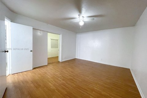 Снять в аренду таунхаус в Санрайз, Флорида 2 спальни, 114.83м2, № 2035395 - фото 10