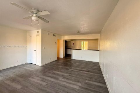 Снять в аренду таунхаус в Санрайз, Флорида 2 спальни, 114.83м2, № 2035395 - фото 7