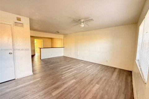 Снять в аренду таунхаус в Санрайз, Флорида 2 спальни, 114.83м2, № 2035395 - фото 3