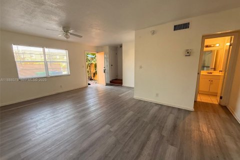 Снять в аренду таунхаус в Санрайз, Флорида 2 спальни, 114.83м2, № 2035395 - фото 4