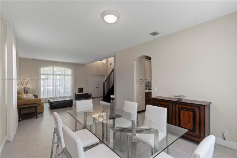 House in Pembroke Pines, Florida 5 bedrooms, 337.98 sq.m. № 1891909 - photo 8
