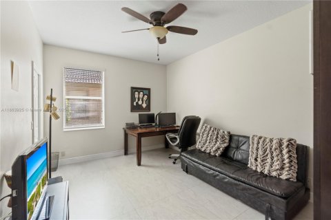 House in Pembroke Pines, Florida 5 bedrooms, 337.98 sq.m. № 1891909 - photo 23