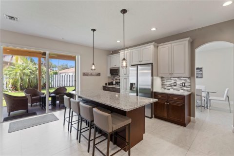 House in Pembroke Pines, Florida 5 bedrooms, 337.98 sq.m. № 1891909 - photo 19
