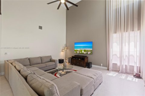 House in Pembroke Pines, Florida 5 bedrooms, 337.98 sq.m. № 1891909 - photo 11