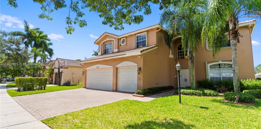 House in Pembroke Pines, Florida 5 bedrooms, 337.98 sq.m. № 1891909
