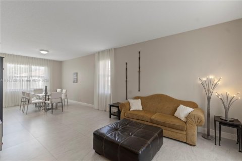 House in Pembroke Pines, Florida 5 bedrooms, 337.98 sq.m. № 1891909 - photo 5