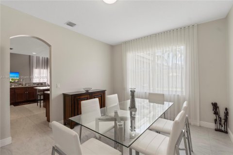 House in Pembroke Pines, Florida 5 bedrooms, 337.98 sq.m. № 1891909 - photo 7