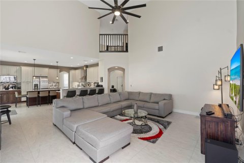 House in Pembroke Pines, Florida 5 bedrooms, 337.98 sq.m. № 1891909 - photo 12