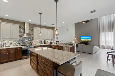House in Pembroke Pines, Florida 5 bedrooms, 337.98 sq.m. № 1891909 - photo 17