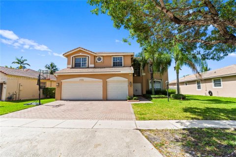 House in Pembroke Pines, Florida 5 bedrooms, 337.98 sq.m. № 1891909 - photo 2