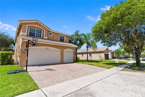 House in Pembroke Pines, Florida 5 bedrooms, 337.98 sq.m. № 1891909 - photo 3