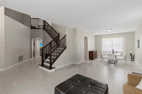 House in Pembroke Pines, Florida 5 bedrooms, 337.98 sq.m. № 1891909 - photo 6