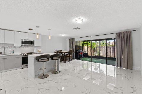 House in Sunrise, Florida 3 bedrooms, 119.01 sq.m. № 1941903 - photo 7