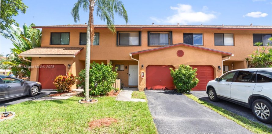 House in Sunrise, Florida 3 bedrooms, 119.01 sq.m. № 1941903