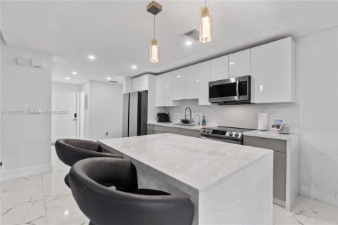 House in Sunrise, Florida 3 bedrooms, 119.01 sq.m. № 1941903 - photo 6