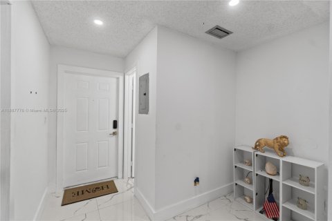 House in Sunrise, Florida 3 bedrooms, 119.01 sq.m. № 1941903 - photo 13
