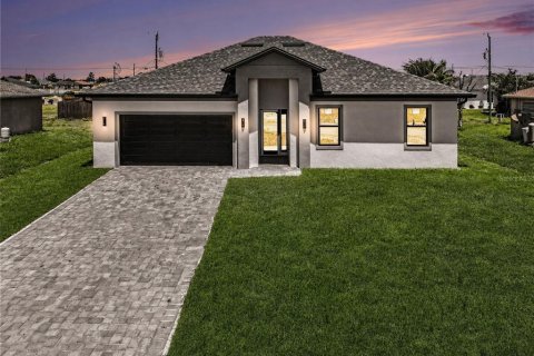 House in Cape Coral, Florida 3 bedrooms, 160.44 sq.m. № 2212230