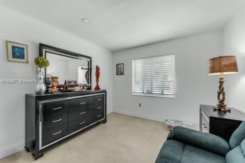 Casa en venta en Miami, Florida, 4 dormitorios, 220.92 m2 № 2034726 - foto 28