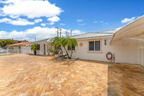 Casa en venta en Miami, Florida, 4 dormitorios, 220.92 m2 № 2034726 - foto 5