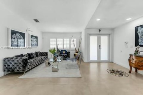 Casa en venta en Miami, Florida, 4 dormitorios, 220.92 m2 № 2034726 - foto 7