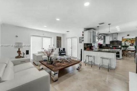 Casa en venta en Miami, Florida, 4 dormitorios, 220.92 m2 № 2034726 - foto 14