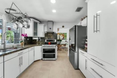 Casa en venta en Miami, Florida, 4 dormitorios, 220.92 m2 № 2034726 - foto 13