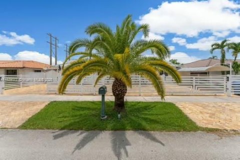 Casa en venta en Miami, Florida, 4 dormitorios, 220.92 m2 № 2034726 - foto 4