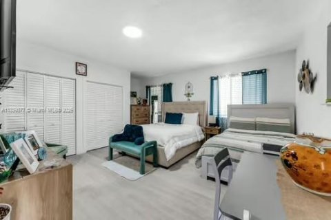 Casa en venta en Miami, Florida, 4 dormitorios, 220.92 m2 № 2034726 - foto 29