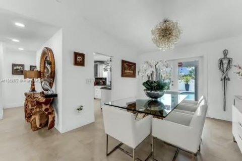 Casa en venta en Miami, Florida, 4 dormitorios, 220.92 m2 № 2034726 - foto 9