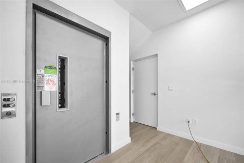 Propiedad comercial en venta en Miami, Florida № 1983253 - foto 17