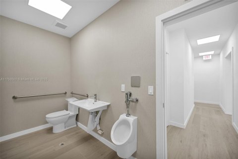 Propiedad comercial en venta en Miami, Florida № 1983253 - foto 27