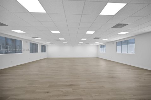 Propiedad comercial en venta en Miami, Florida № 1983253 - foto 18