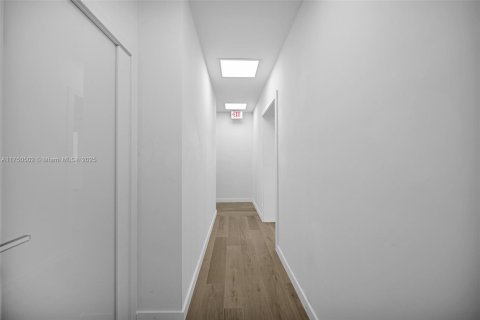 Propiedad comercial en venta en Miami, Florida № 1983253 - foto 28