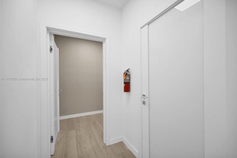 Propiedad comercial en venta en Miami, Florida № 1983253 - foto 24