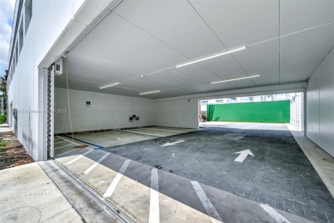 Propiedad comercial en venta en Miami, Florida № 1983253 - foto 6