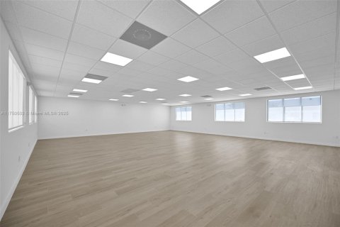 Propiedad comercial en venta en Miami, Florida № 1983253 - foto 19