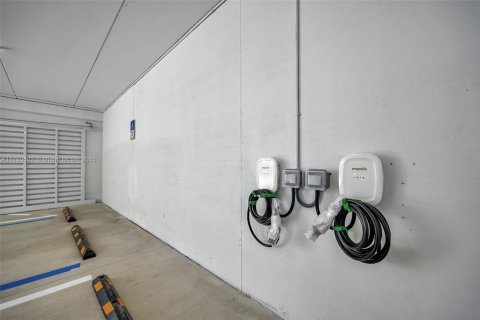 Propiedad comercial en venta en Miami, Florida № 1983253 - foto 11