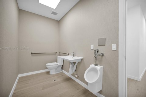 Propiedad comercial en venta en Miami, Florida № 1983253 - foto 25