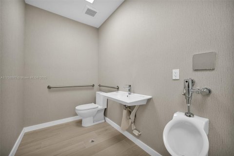 Propiedad comercial en venta en Miami, Florida № 1983253 - foto 26