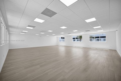 Propiedad comercial en venta en Miami, Florida № 1983253 - foto 29