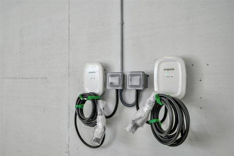 Propiedad comercial en venta en Miami, Florida № 1983253 - foto 12