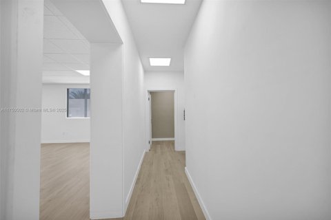 Propiedad comercial en venta en Miami, Florida № 1983253 - foto 22