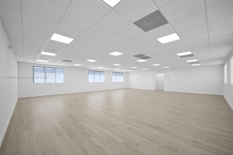 Propiedad comercial en venta en Miami, Florida № 1983253 - foto 20