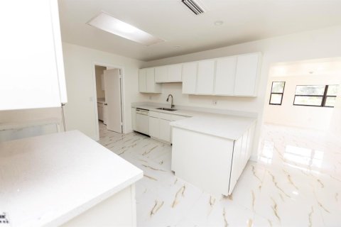 Casa en venta en St. Lucie, Florida, 5 dormitorios, 190.82 m2 № 2290881 - foto 10