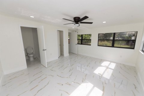 Casa en venta en St. Lucie, Florida, 5 dormitorios, 190.82 m2 № 2290881 - foto 5
