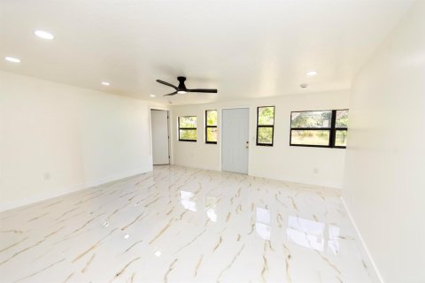 Casa en venta en St. Lucie, Florida, 5 dormitorios, 190.82 m2 № 2290881 - foto 11