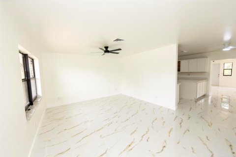 Casa en venta en St. Lucie, Florida, 5 dormitorios, 190.82 m2 № 2290881 - foto 7