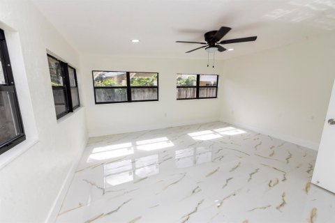 Casa en venta en St. Lucie, Florida, 5 dormitorios, 190.82 m2 № 2290881 - foto 6