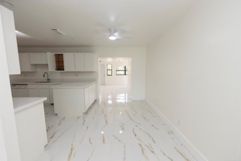 Casa en venta en St. Lucie, Florida, 5 dormitorios, 190.82 m2 № 2290881 - foto 8