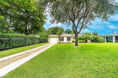 House in Biscayne Park, Florida 3 bedrooms, 98.85 sq.m. № 2070137 - photo 3